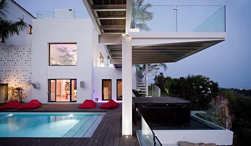 **Modern villa with  golf and sea views 