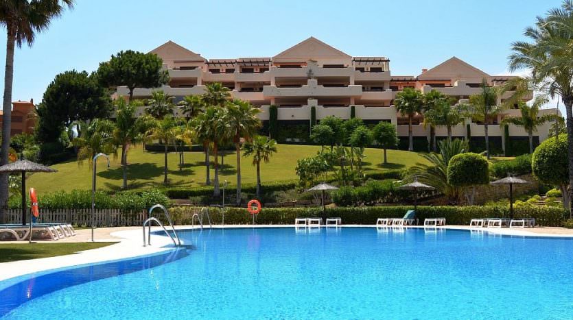 Apartment with open sea views on the golf valley Atalaya Golf