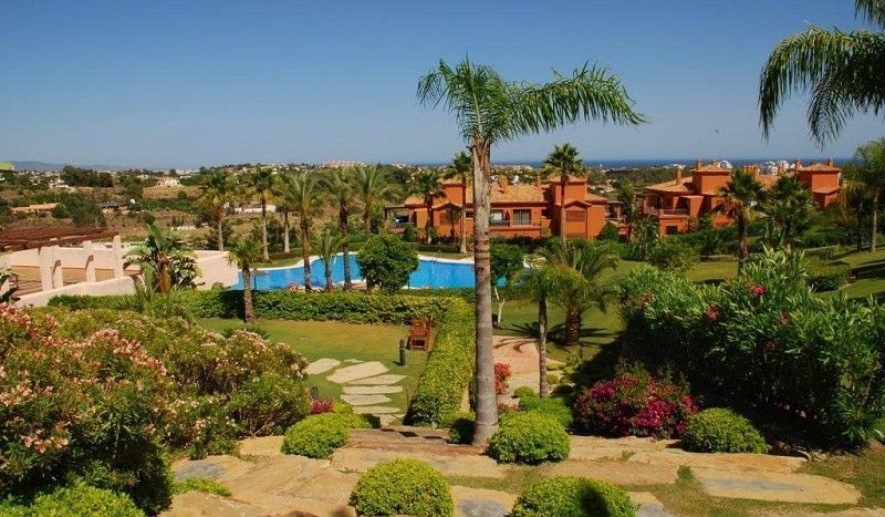 Apartment with open sea views on the golf valley Atalaya Golf 