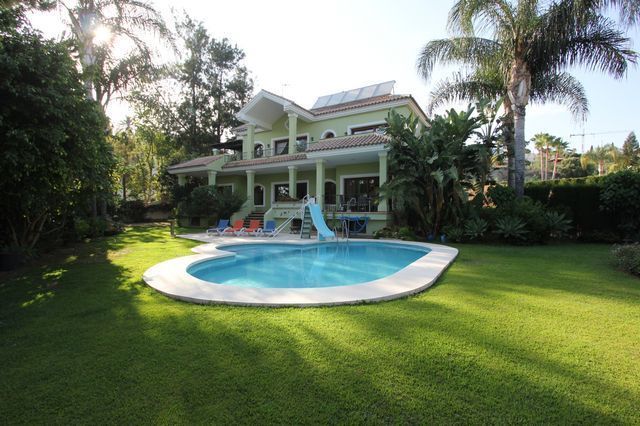 Classic style villa in  the  sought after golf area