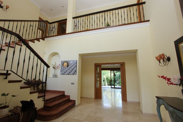 Classic style villa in  the  sought after golf area 