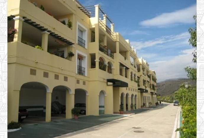 Bright apartment with golf views 