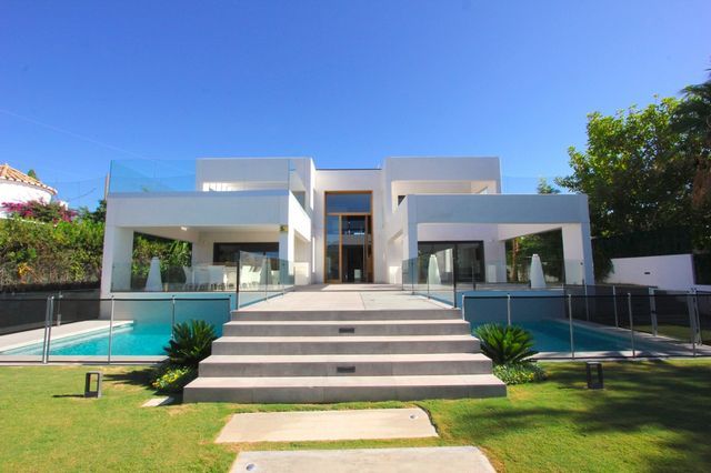 Front line golf modern villa in Guadalmina