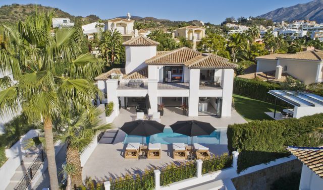 Impressive villa with golf and sea views in Nueva Andalucia