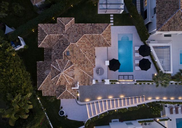 Impressive villa with golf and sea views in Nueva Andalucia 