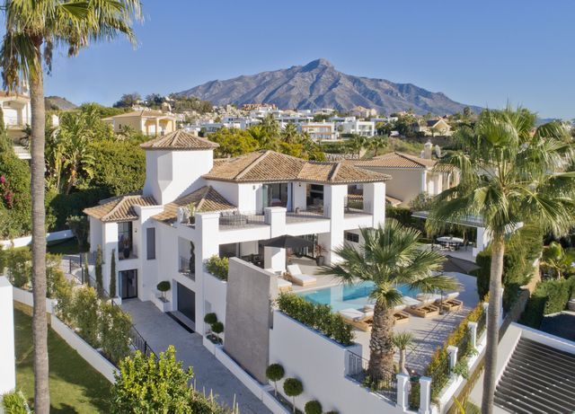 Impressive villa with golf and sea views in Nueva Andalucia 