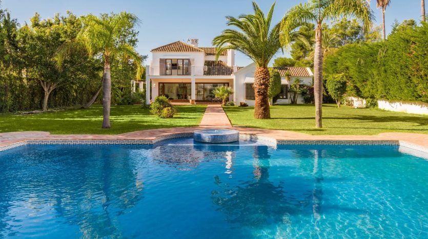 Cortijo-style villa next to the beach in Guadalmina Baja 