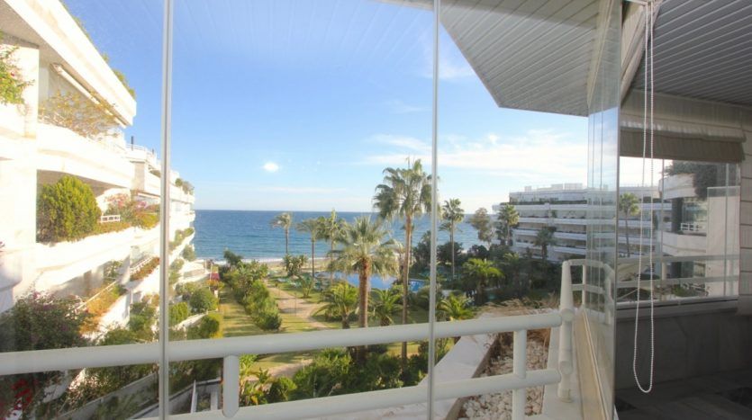 Wonderful beach front apartment with panoramic sea views 