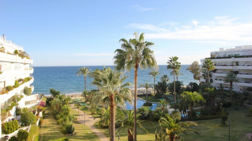 Maravilloso apartamento en primera línea de playa con vistas panorámicas al mar