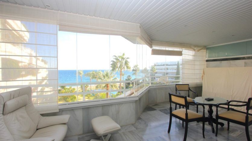 Wonderful beach front apartment with panoramic sea views 