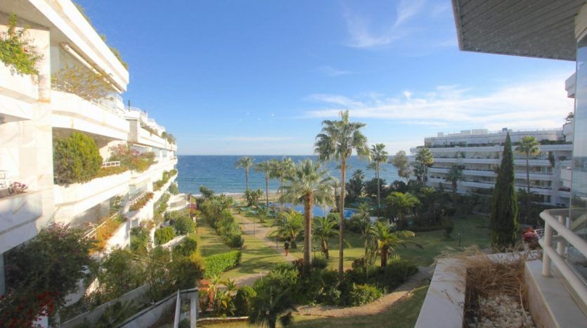 Wonderful beach front apartment with panoramic sea views 