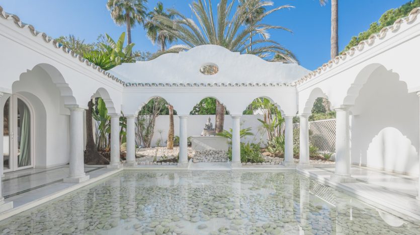 Impressive villa in Guadalmina Baja 