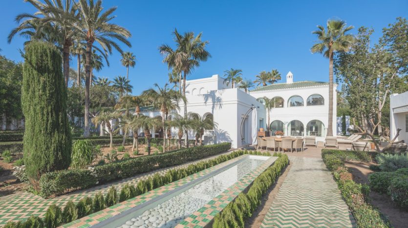 Impressive villa in Guadalmina Baja