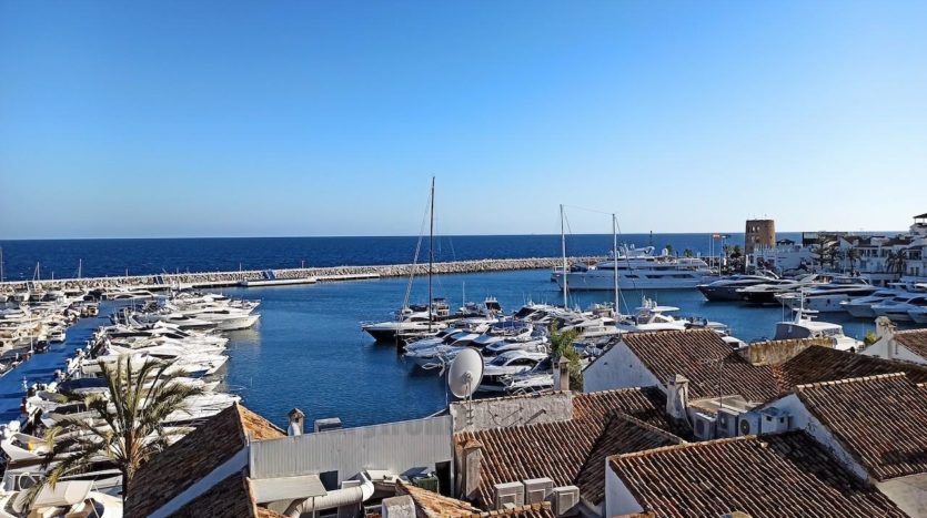 Penthouse with amazing sea views on Second Line harbour in Puerto Banus