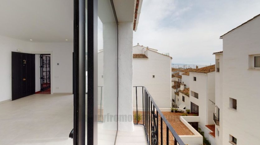 Atico en segunda línea en Puerto Banús con impresionantes vistas al mar 