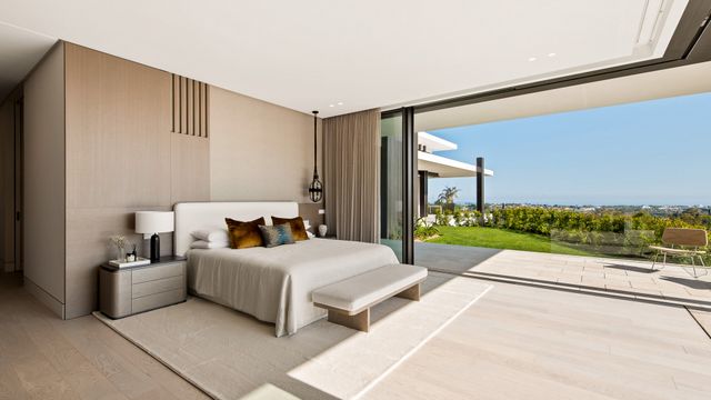 Modern villa with panoramic sea views 