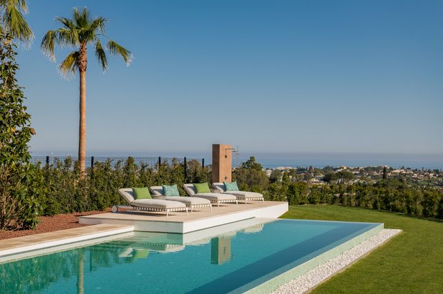 Modern villa with panoramic sea views 
