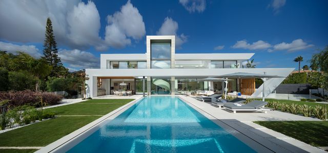 Modern beach side villa with sea views 