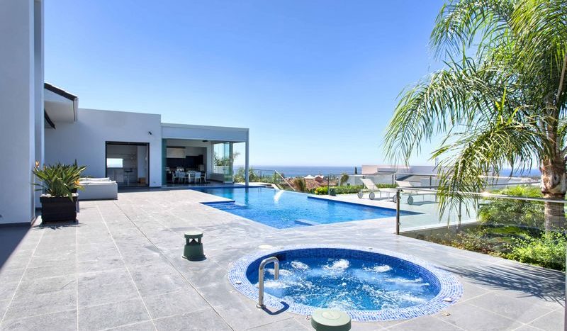 Spectacular villa with open sea views 