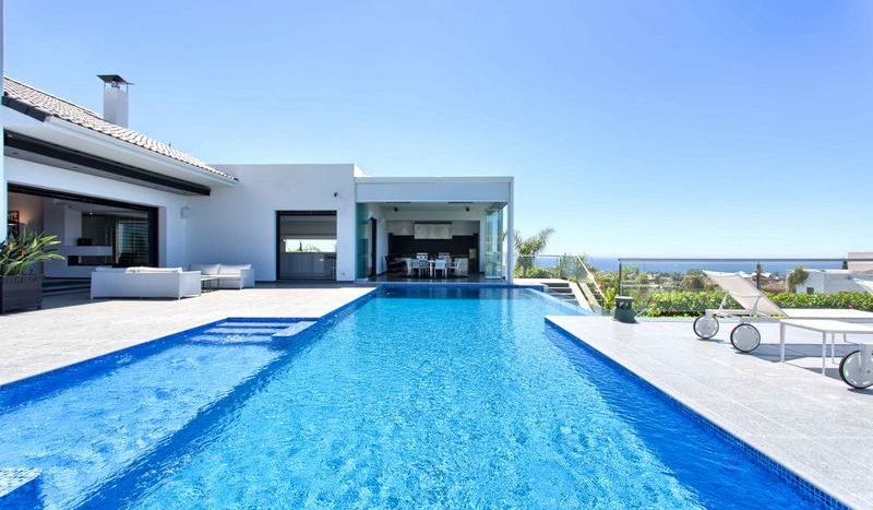 Spectacular villa with open sea views 