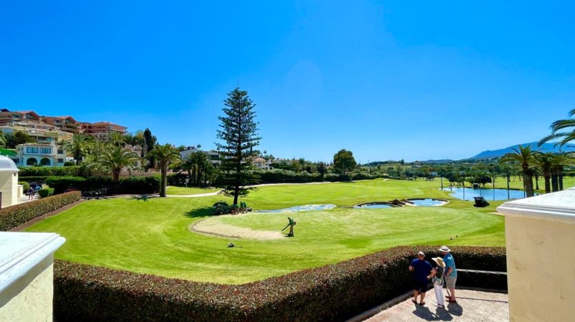 Amplio dúplex con vistas al golf en Nueva Andalucia Marbella 