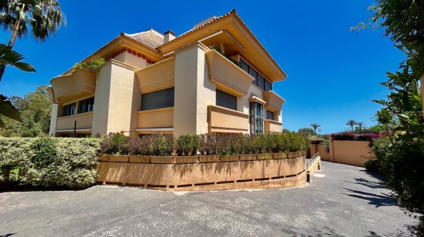 Spacious duplex with  golf views in Nueva Andalucia Marbella 