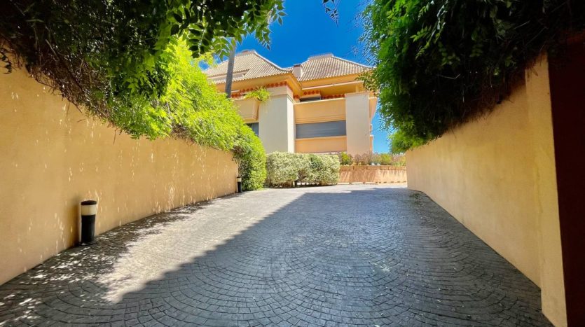 Spacious duplex with  golf views in Nueva Andalucia Marbella 