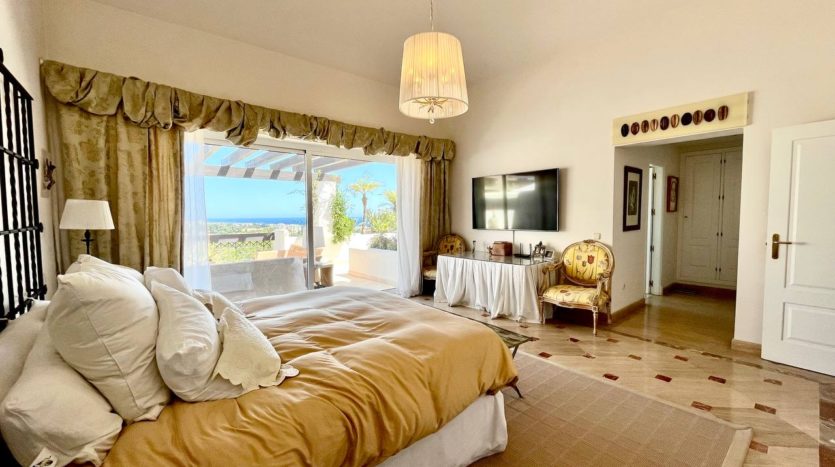 Huge last floor apartment with panoramic sea views at Rio Real Marbella 
