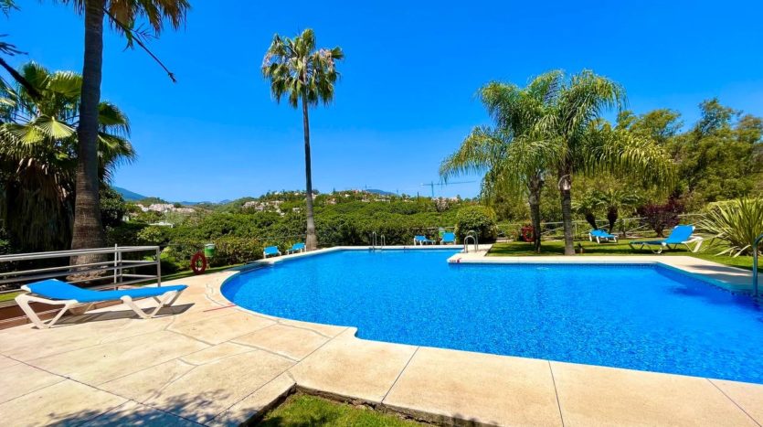 Amplio dúplex con vistas al golf en Nueva Andalucia Marbella 