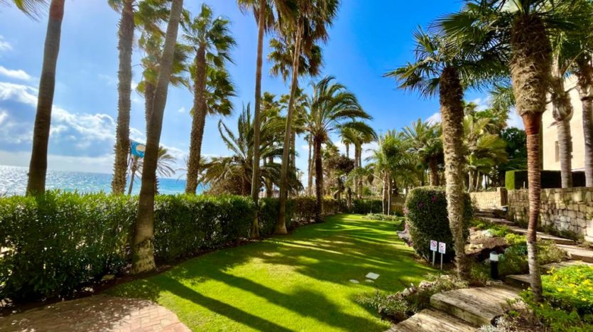 Spacious apartment on golden mile Marbella on the first beach line 