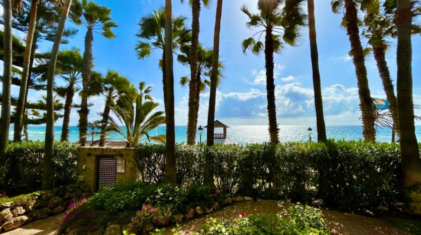 Spacious apartment on golden mile Marbella on the first beach line 